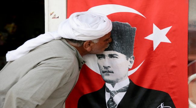 Mustafa Kemal dede sınırda torunlarına vatan sevgisi aşılıyor