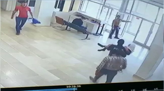 Polis yürümekte zorlanan yaşlı kadını kucağında taşıdı