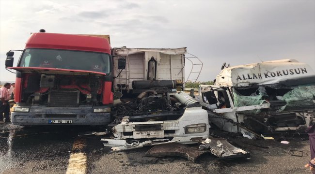 Şanlıurfa'da tır park halindeki tıra çarptı: 2 yaralı