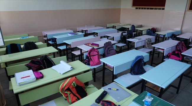 Siirt'te fedakar öğretmenler sıra ve masaları onardı