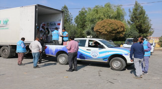 Sınır hattındaki ihtiyaç sahiplerine kıyafet ve gıda yardımı