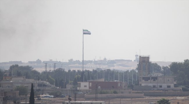 Tel Abyad'ın batısına SMO bayrağı asıldı