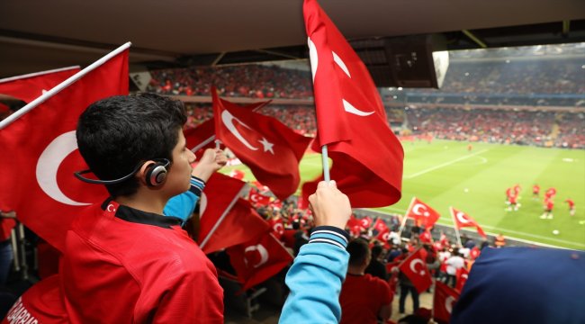 Turkcell görme engelli çocuklara milli maç heyecanı yaşattı