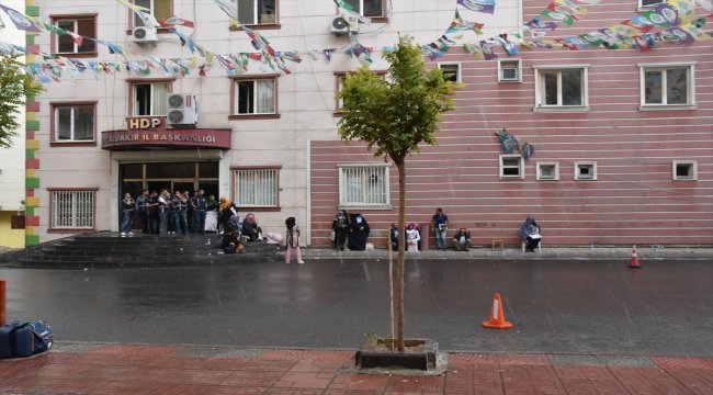 Yağmura rağmen evlat nöbetini sürdürdüler