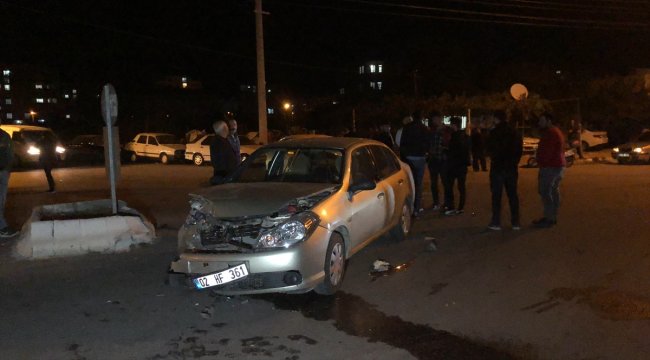 Adıyaman'da iki otomobil çarpıştı: 4 yaralı