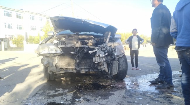 Adıyaman'da minibüs ile otomobil çarpıştı: 4 yaralı