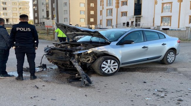 Adıyaman'da minibüs ile otomobil çarpıştı: 6 yaralı