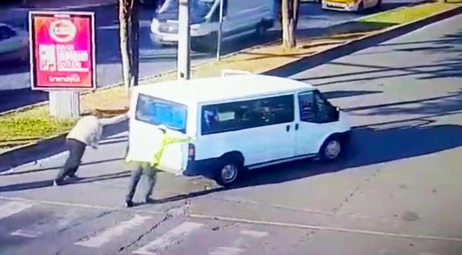 Arızalanan minibüsün polisin yardımıyla yol kenarına itilme anı güvenlik kamerasında
