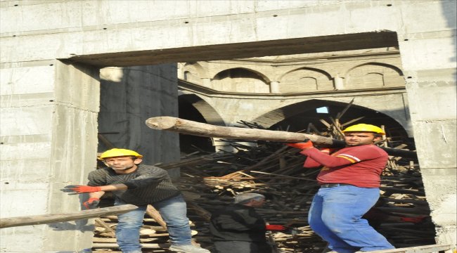 Cami inşaatında çöken iskelenin altında kalan mühendis 20 saattir aranıyor