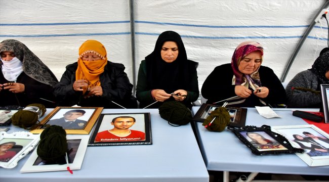 Diyarbakır anneleri Mehmetçik için atkı ördü