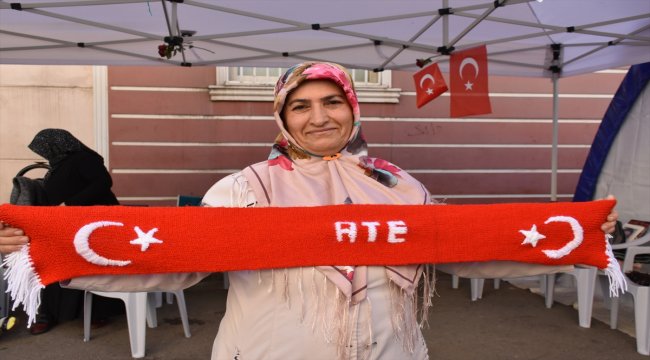Diyarbakır anneleri ördükleri boyunlukları Barış Pınarı'na katılan Mehmetçiğe gönderdi