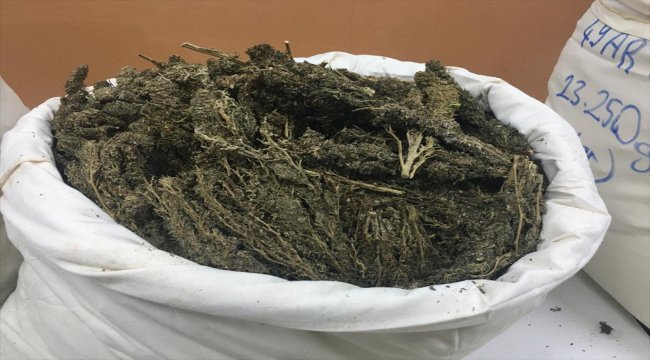 Diyarbakır'da saman çuvallarına gizlenmiş 129 kilogram esrar ele geçirildi