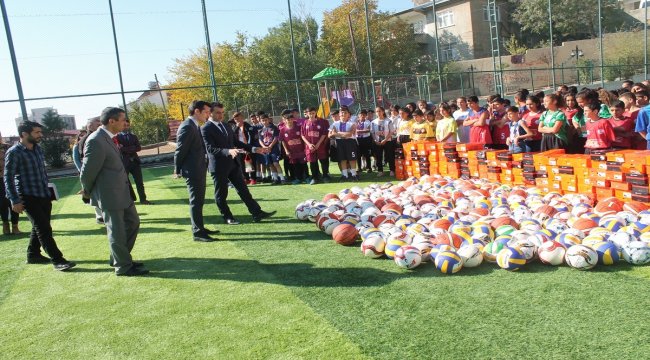 Kulp Belediyesinden öğrencilere spor malzemesi desteği