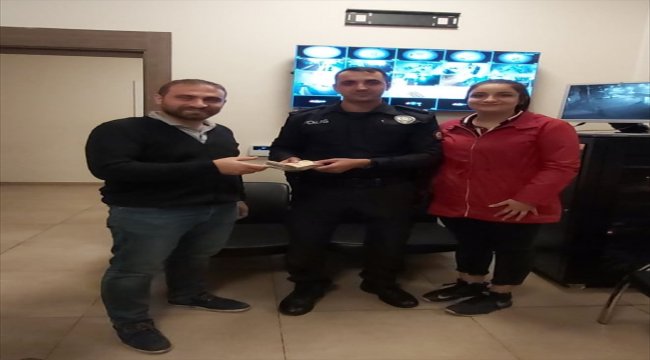 Lise öğrencisi yolda bulduğu parayı sahibine teslim etti