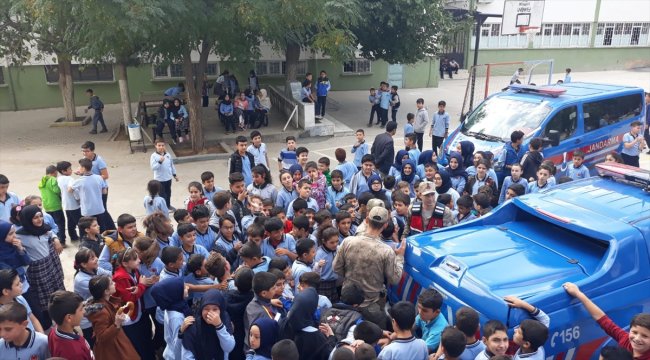 Nizip'te jandarmadan öğrencilere seminer