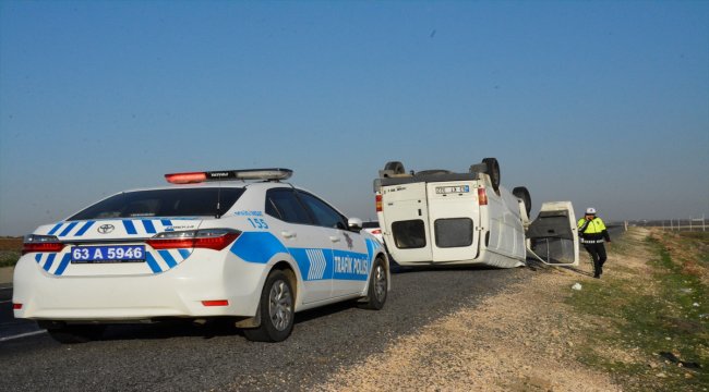 Şanlıurfa'da minibüs şarampole devrildi: 2 yaralı