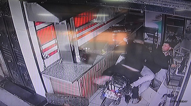 Şanlıurfa'da motosikletin iş yerine girme anı kameraya yansıdı