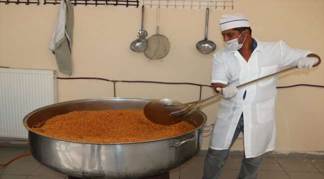 Suriye sınırında kazanlar yetimler için kaynıyor
