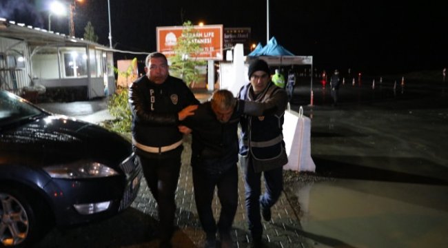 Hırsızlık yaparken yakalandı
