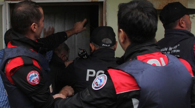 Kahvaltıyı beğenmedi, annesini rehin aldı...