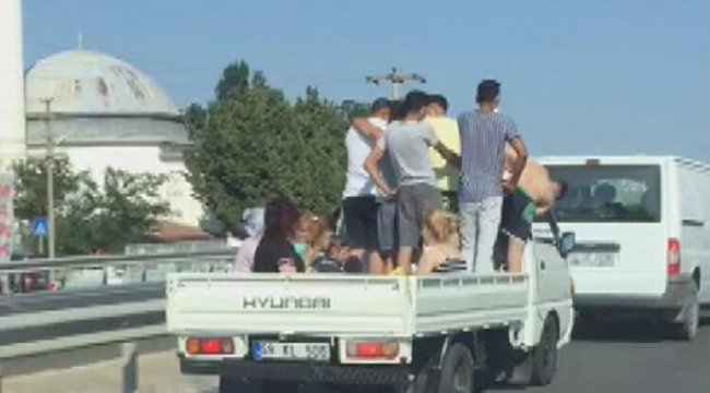 Kamyonet kasasında tehlikeli yolculuk