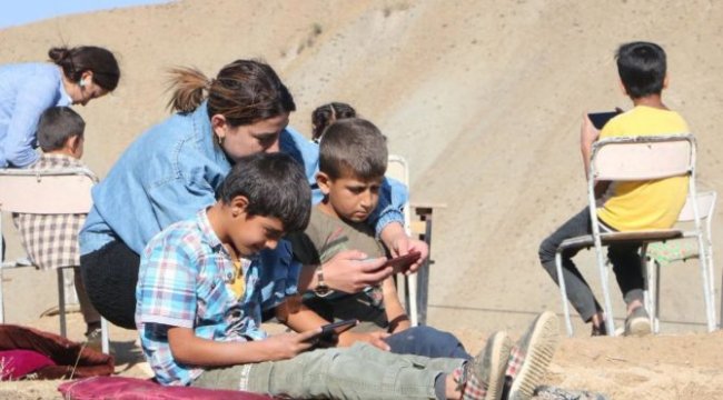 Öğrenciler canlı derse telefonla katılıyor