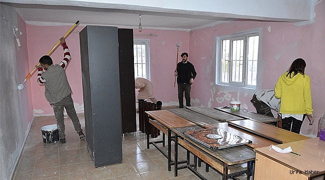Gönüllüler okulları boyuyor