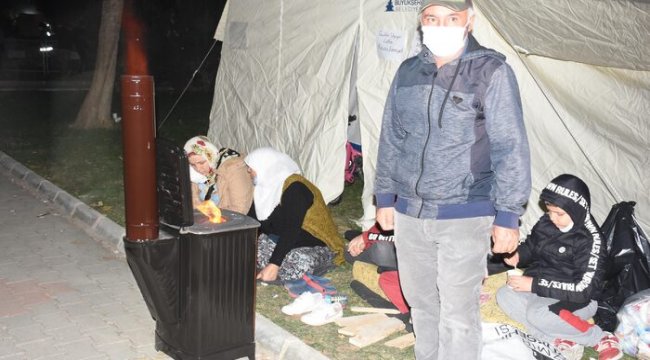 İzmir'de depremzedeler geceyi ateş başında geçiriyor