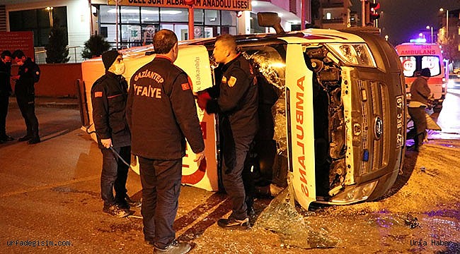 Ambulans ile hafif ticari araç çarpıştı