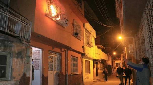 Anne ve babasını rehin alıp evi ateşe verdi