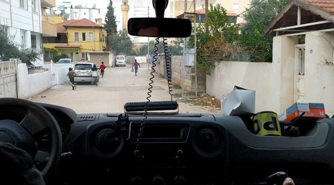 Kısıtlamada polisi gören çocuklar böyle kaçtı