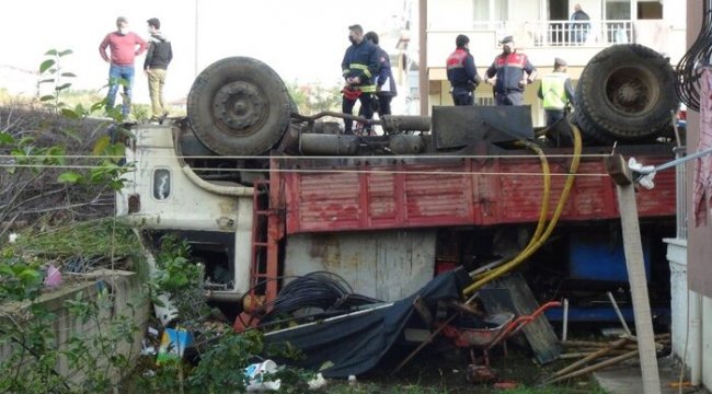 Freni boşalan sondaj makinesi yüklü kamyon apartmanın bahçesine uçtu