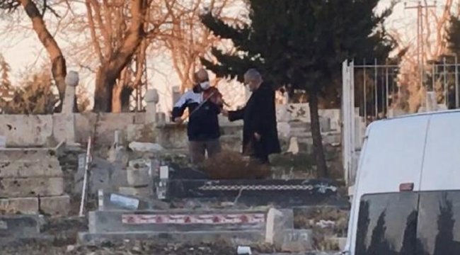 Şaşkına çeviren olay: Mezar başında keman çaldırdı