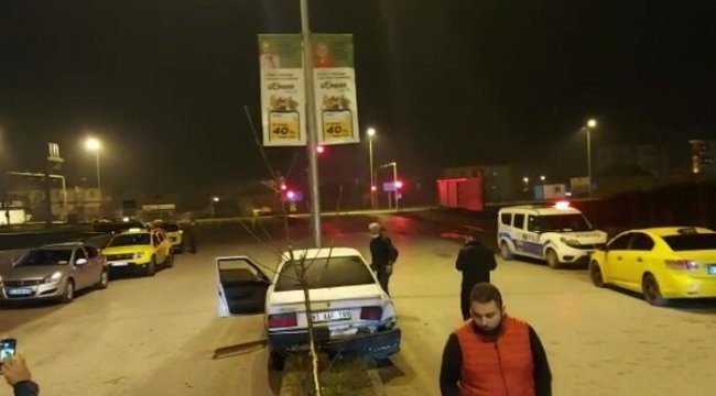 Ticari taksiye çarpan sürücü kaçtı, refüje çıkarak durabildi