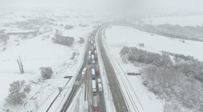 Balıkesir-Bursa karayolunda kar kabusu! Araç kuyruğu 25 kilometreyi geçti