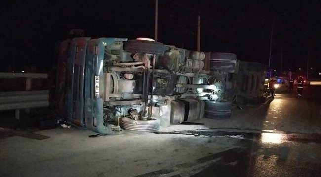 D-650’de freni boşalan beton malzeme yüklü tır devrildi: 1 yaralı