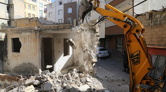 Haliliye Belediyesi, Riskli ve Metruk Yapıların Yıkımını Gerçekleştiriyor