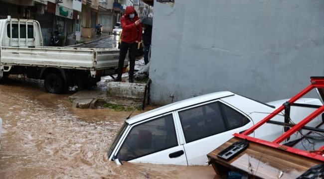 İzmir'de sağanak yağış hayatı felç etti! İzmir Büyükşehir Belediyesi'nden 'evden çıkmayın' uyarısı