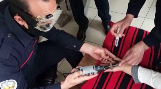 Parmağa sıkışan yüzük kesilerek çıkarıldı