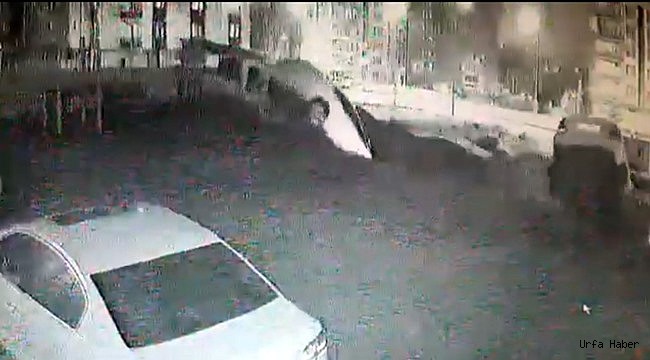 Urfa'da istinat duvarı araçları yuttu