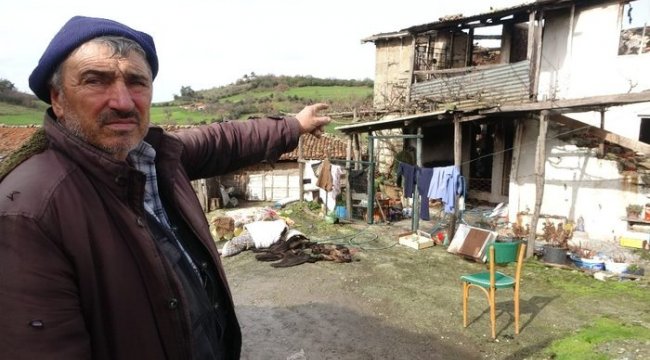 Yıldırım düşen ev küle döndü, kadınlar gözyaşlarını tutamadı