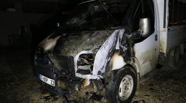 Adana’da bir kişi ağabeyinin kamyonetini kundakladı