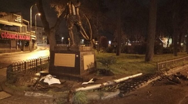 Alex De Souza’nın heykeline otomobil çarptı