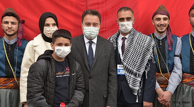BABACAN DİYARBAKIR’DAN SESLENDİ:  ‘Kürtçe, cumhurbaşkanına sevgi göstermeye gelince var,   şiddete uğrayan kadınlara yok’