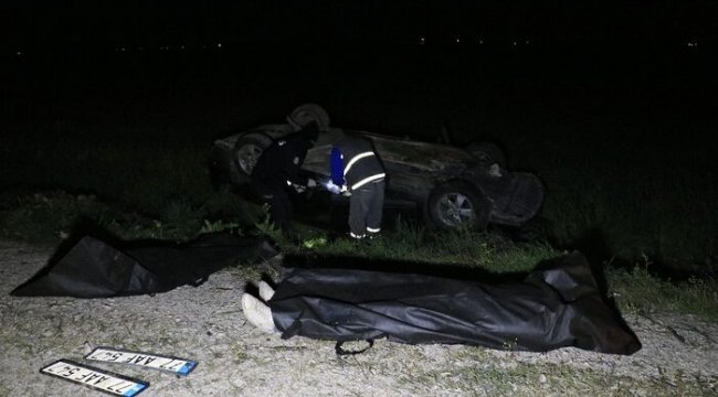 Elektrik direğine çarpan otomobil tarlaya devrildi: 2 ölü