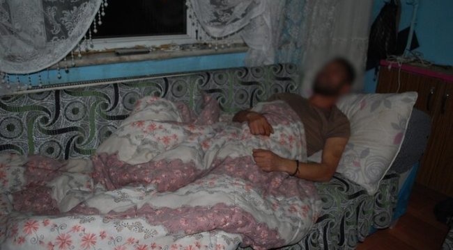 Eşine laf atan şahısları uyardı, dayak yedi