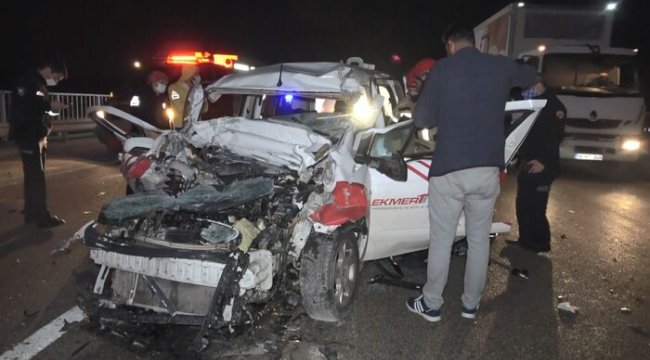 Feci  kaza! Süt tankerine çarpan hafif ticari araç 40 metre sürüklendi: 1 ölü, 2 ağır yaralı