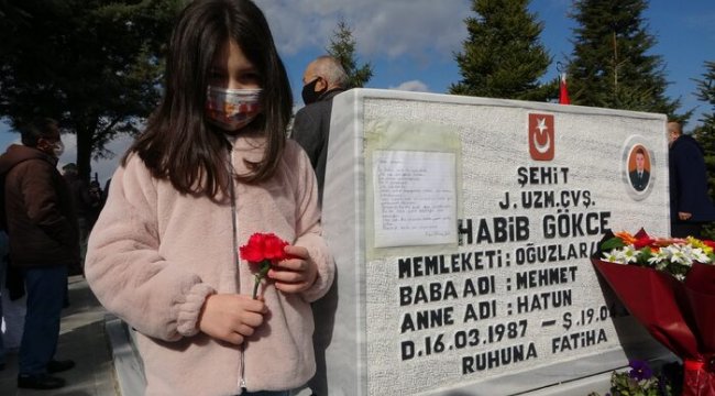 Yürek sızlatan anlar: Şehit babasının mezarına yazdığı mektubu astı