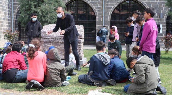 Diyarbakır'da tarihi mekanlarda simit satıyordu, arkeolog oldu