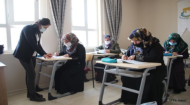 Kırmızı Kurdele Projesi İle Kadınlar Okuma Yazma Öğreniyor